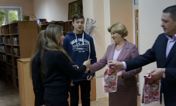 Депутат міської ради А.Король та директор  ЦБС Р. Григоренко нагороджують переможців фотокросу  «Біла Церква козацька »