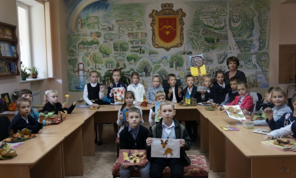 Перед  відкриттям  виставки « Осінній вернісаж » ( учні  2-Б класу БЗШ  № 5, класовод Грозна Н.Д ).